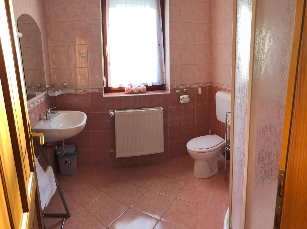 Kristaly Apartmanhaz Sárvár Buitenkant foto